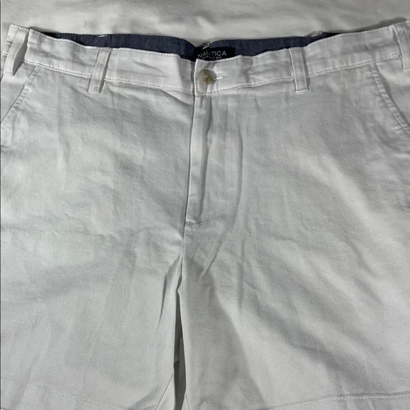Nautica mens white NauticaFlex Classic flat front 6" chino shorts - size 36 - Picture 1 of 12